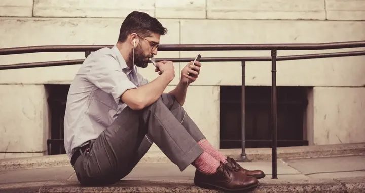 Smartphone troppo vicino agli occhi: la distanza corretta che molti ignorano