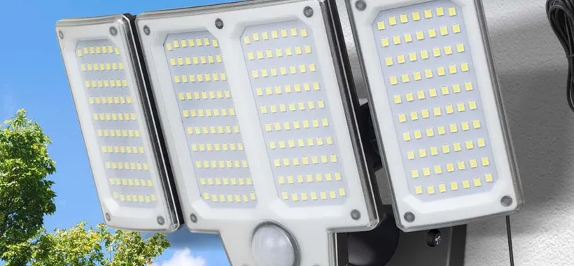 Luce solare con 280 LED e telecomando a 14€ su Amazon: fa TANTISSIMA luce