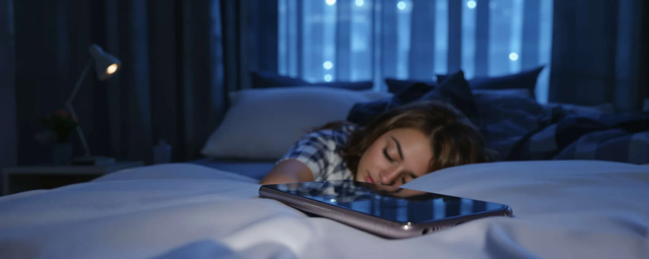 Smartphone lontano dal letto: il segreto per dormire meglio