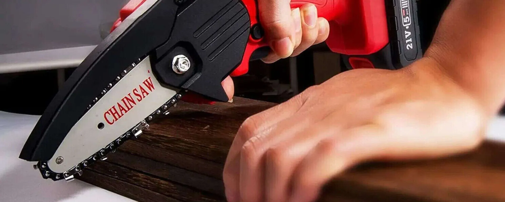 Motosega a 24€: compatta e POTENTE, due batterie e custodia inclusi